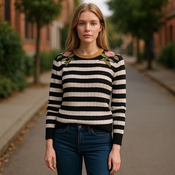 Gucci Black and White Embroidered Crew Neck Sweater - Picture 2 of 12